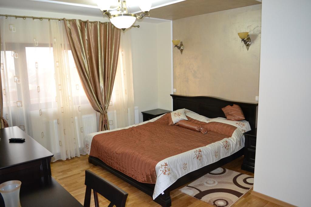 Pensiunea Codrii Mamului Lungesti (Valcea) Exterior photo